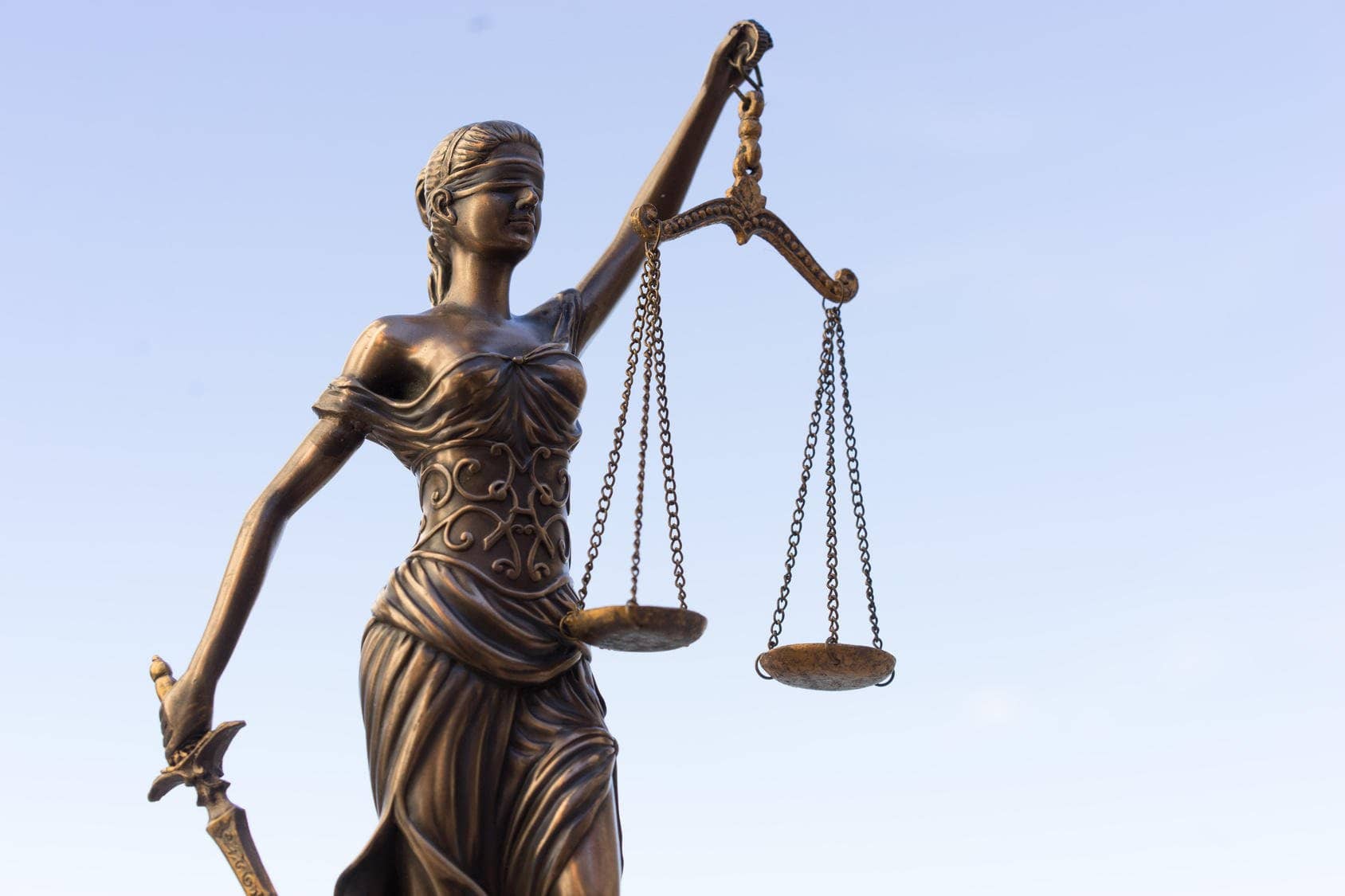 afbeelding van vrouwe justitia met hotspots