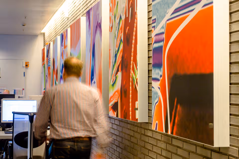 Kunst aan de muur in een van de kantoorruimtes bij DPC