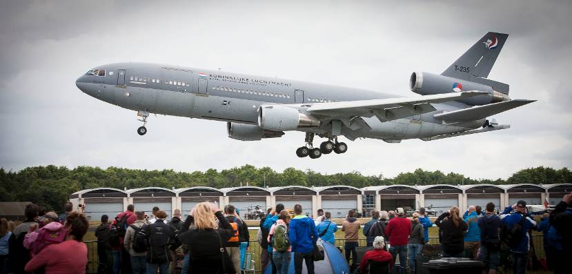 Spectaculaire landing van KDC-10-transport- en tankvliegtuig tijdens de Luchtmachtdagen 2014