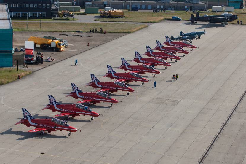 Stuntvliegtuigen aan de grond tijdens de Luchtmachtdagen 2014